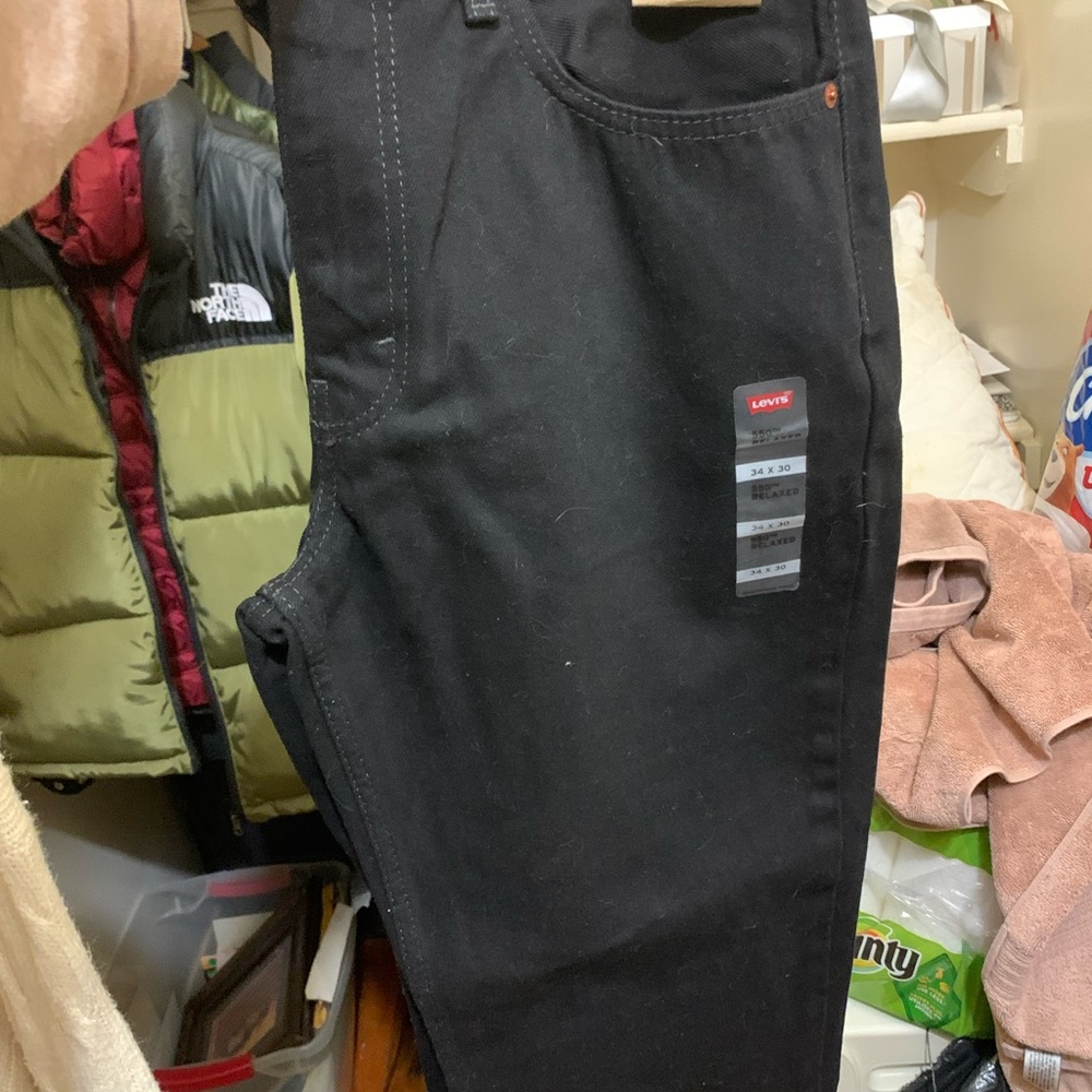550 Relaxed Levi Jeans NWT 

Width 34

Length 30

Brand Levis
